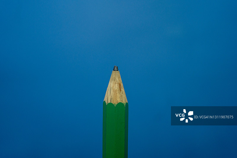 蓝色背景上的彩色铅笔图片素材