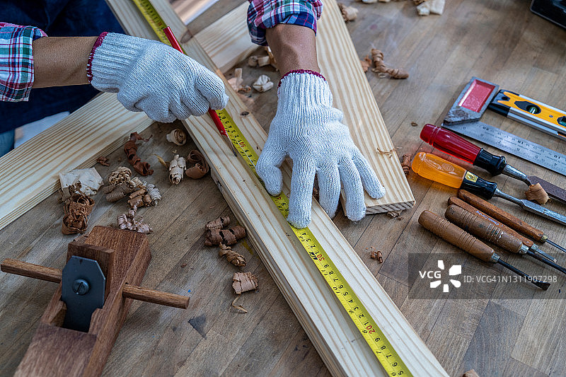 木匠在木工车间使用木工机械图片素材