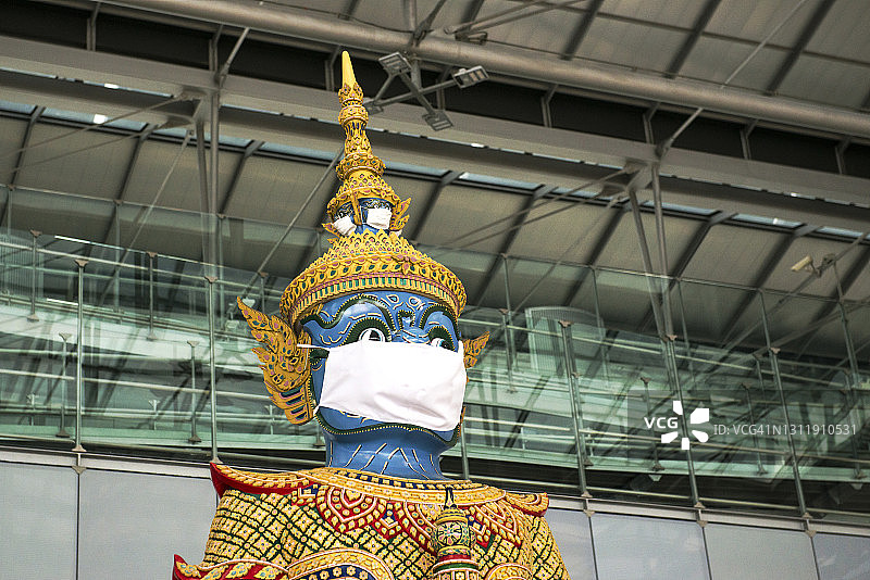 泰国曼谷素万那普机场佩戴防护口罩的恶魔雕像图片素材