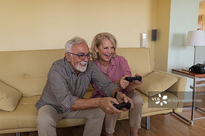一对老年夫妇在玩电子游戏图片素材