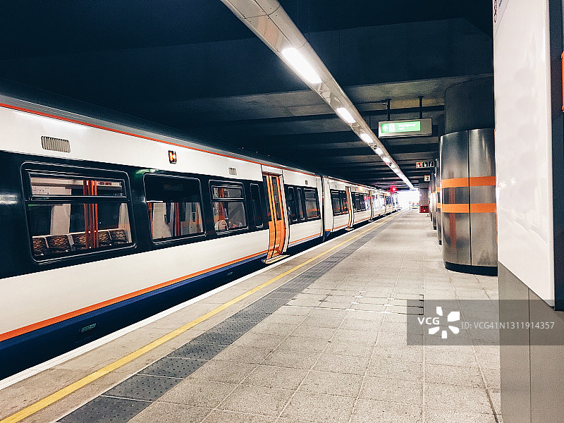 有顶棚车站站台上的通勤列车图片素材