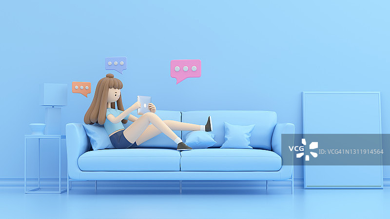 躺在沙发上看手机的时尚女人图片素材