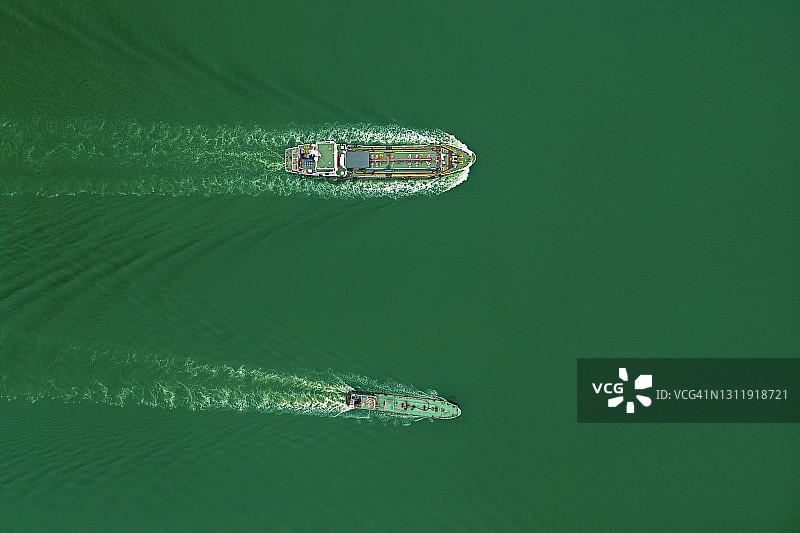 油轮全速航行：炼油厂海上运输航拍图片素材