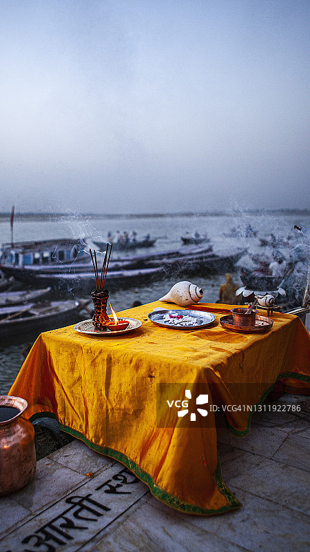 恒河岸边Ganga Aarti仪式日出时的祭祀物品，印度瓦拉纳西图片素材