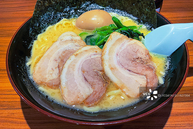酱油风味博多豚骨拉面，配叉烧肉和日式溏心蛋图片素材