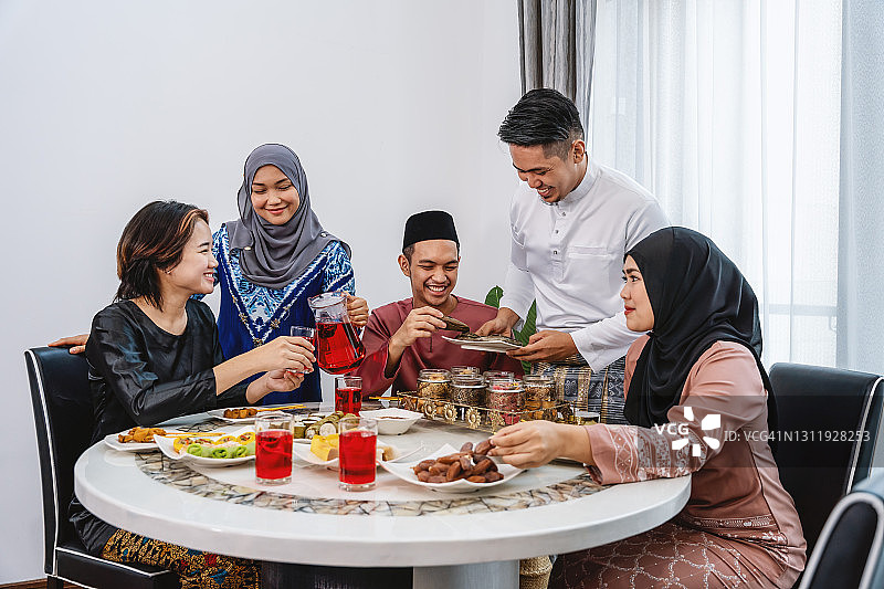 家人朋友在开斋节庆祝活动中用餐图片素材