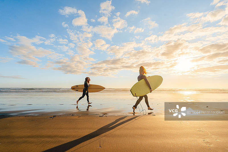 日落时在海滩冲浪图片素材