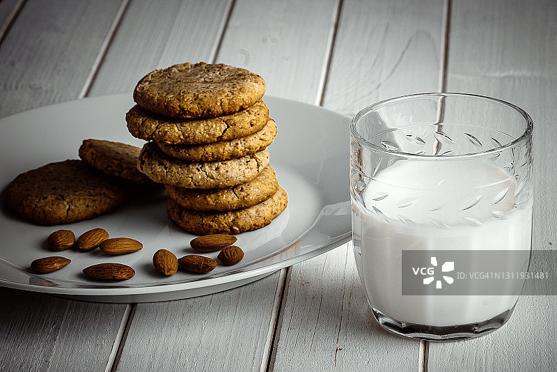 准备享用健康早餐的杏仁粉饼干图片素材