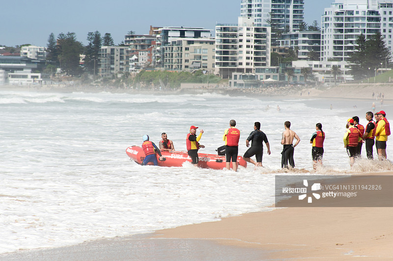 澳大利亚新南威尔士州旺达海滩：冲浪救援救生员和救援船图片素材