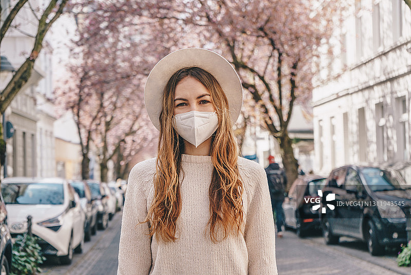 在户外戴医用口罩的女人图片素材