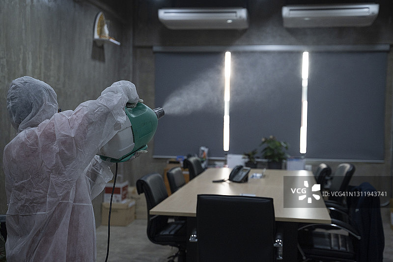新冠疫情期间的办公室消毒，阻止病毒传播图片素材
