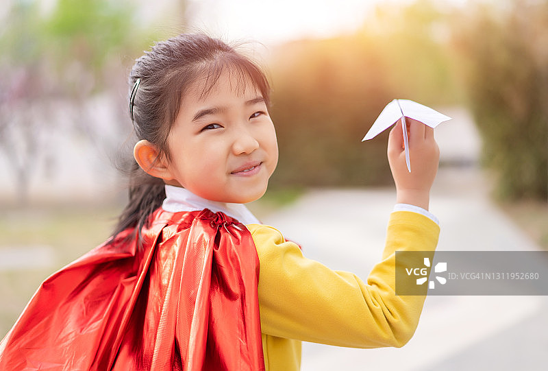 玩纸飞机的女孩图片素材