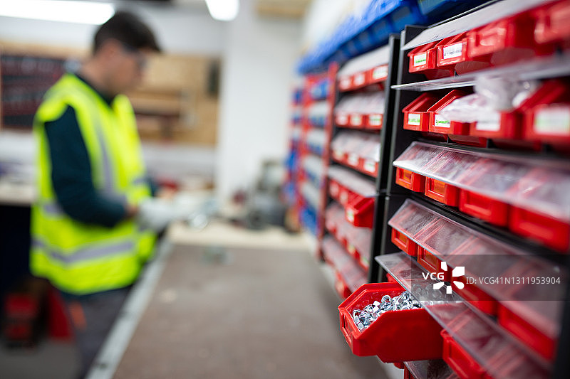 戴着防护手套的工程师从仓库取货图片素材