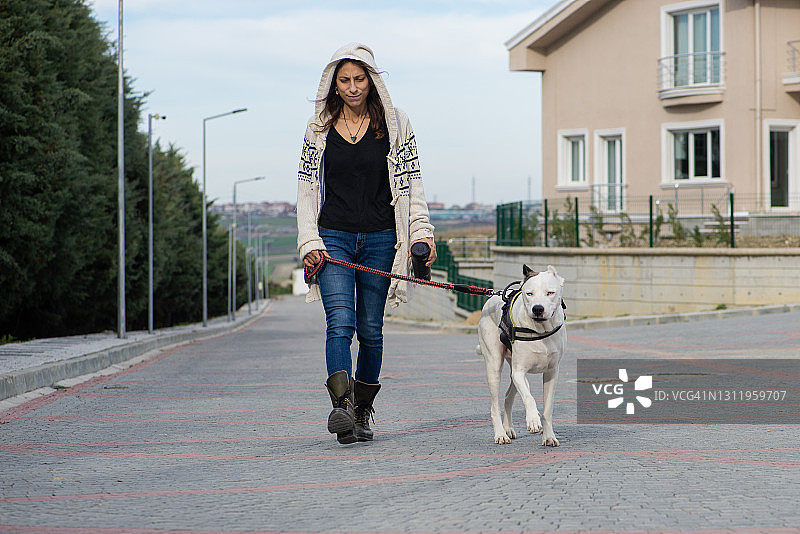女人带狗外出散步图片素材