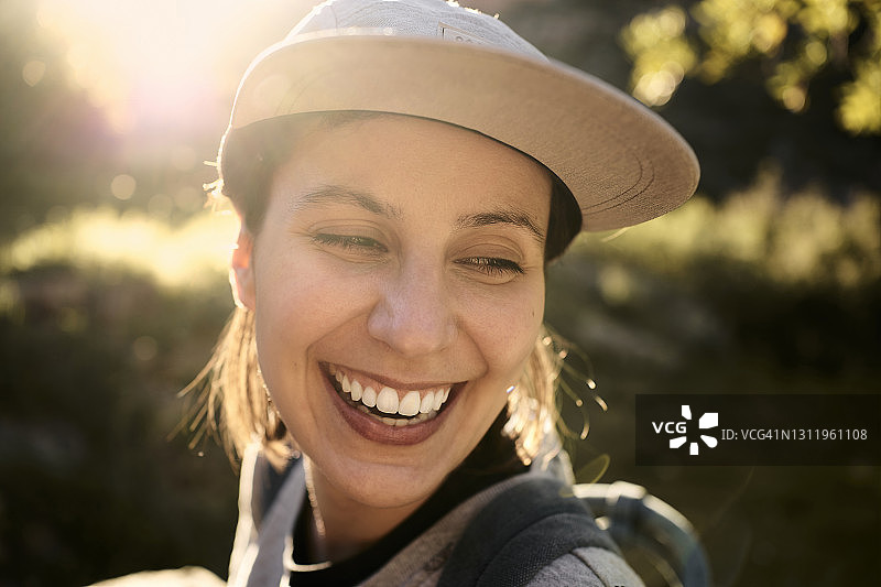 年轻女人在山上愉快地度过一天，笑容满面图片素材