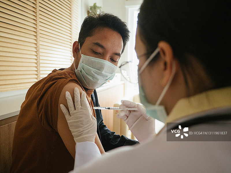 医生注射新冠疫苗图片素材
