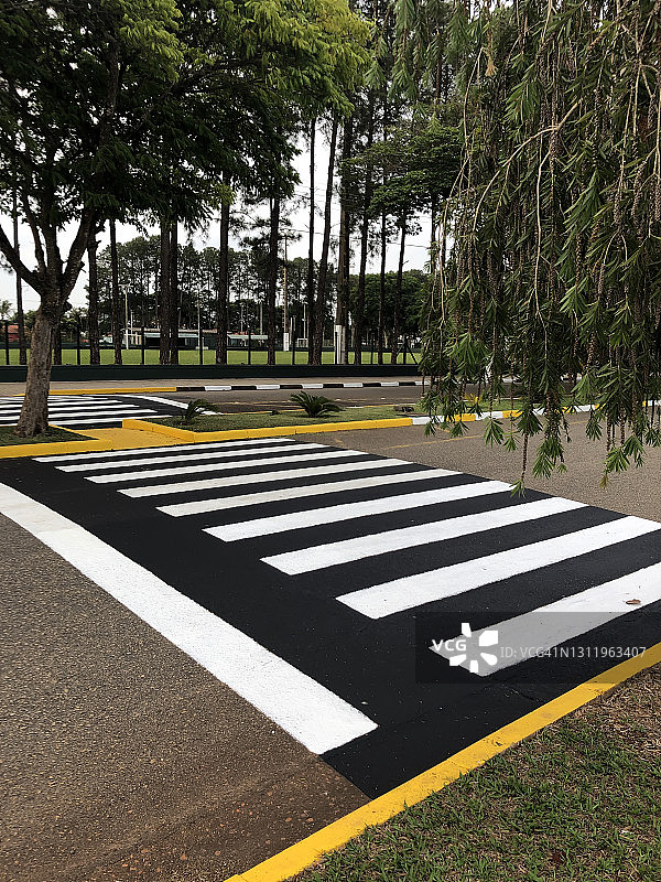 新粉刷的斑马线图片素材