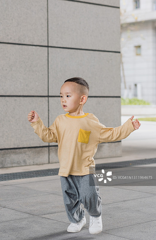 亚洲男孩在办公园区跑步图片素材