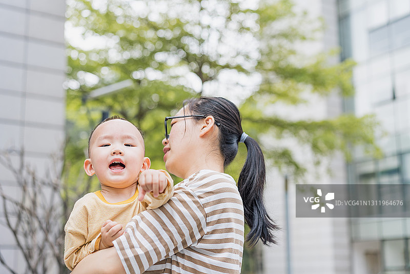 一位亚洲母亲带儿子散步图片素材