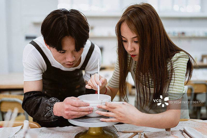 一对中国男女努力制作陶器图片素材