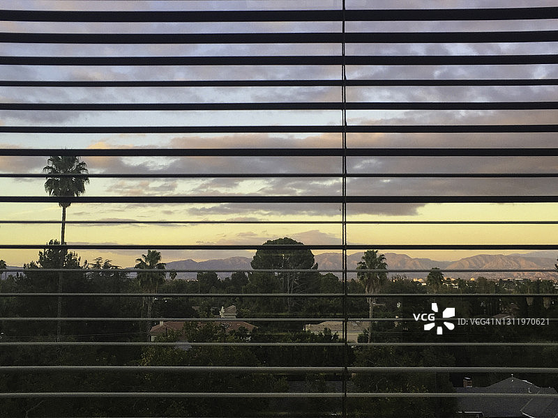 透过百叶窗的日落图片素材