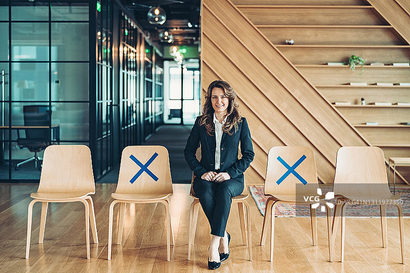 坐在空荡荡办公室里的女商人肖像图片素材
