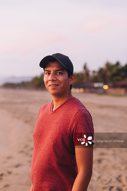 看着镜头的墨西哥男人肖像图片素材