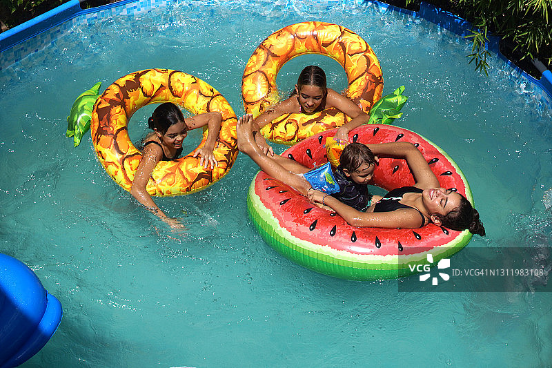 在泳池里玩耍的男孩女孩们图片素材