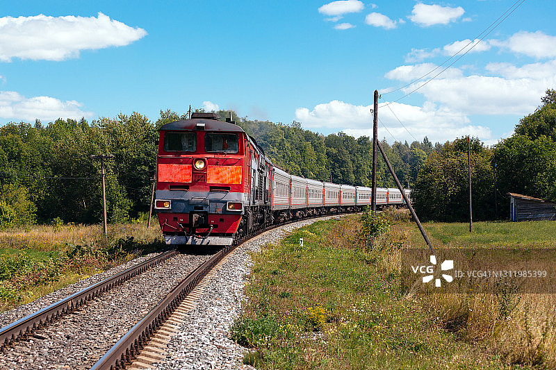 牵引客运列车的强大内燃机车图片素材