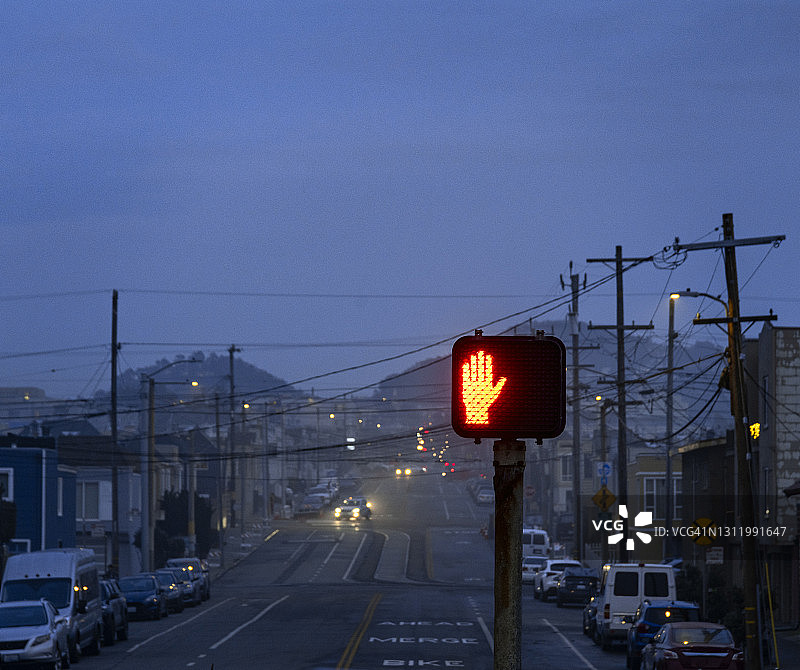 夜间人行道停止标志图片素材