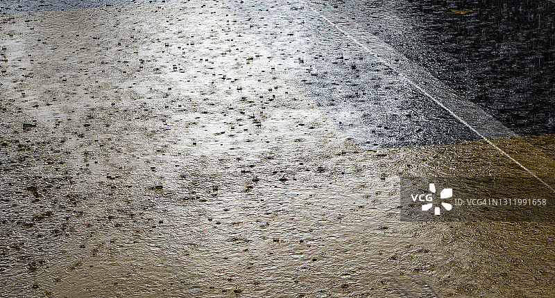 有雨滴的被洪水淹没的街道图片素材