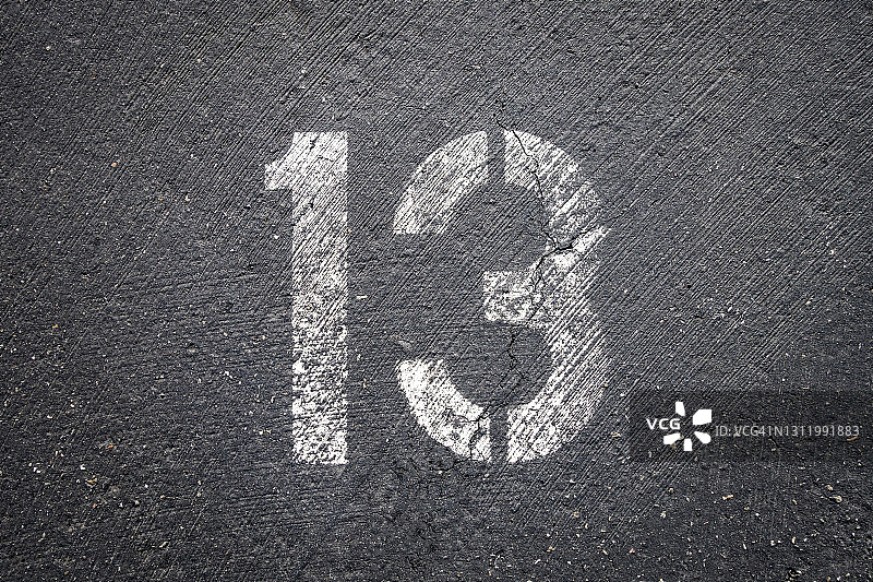 停车位上绘制的数字13图片素材