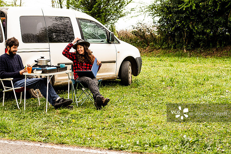 年轻夫妇驾驶白色小货车旅行的日常生活图片素材