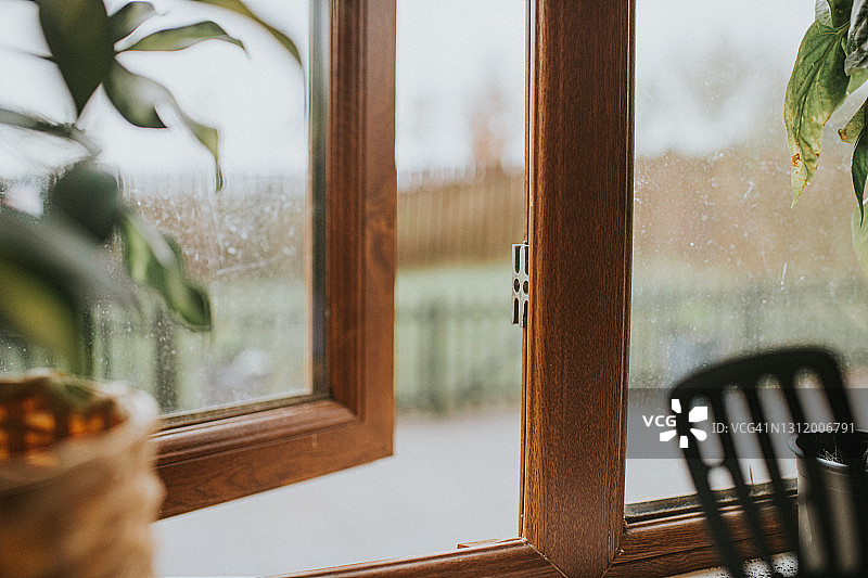 微微开启的窗户图片素材