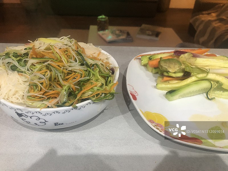 配西葫芦、胡萝卜丝的豆酱意面及不同视角图片素材