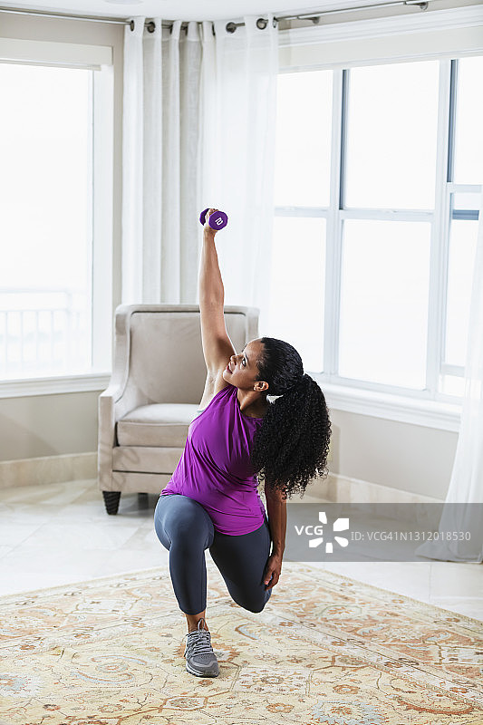 在家锻炼，做弓步的非裔美国妇女图片素材