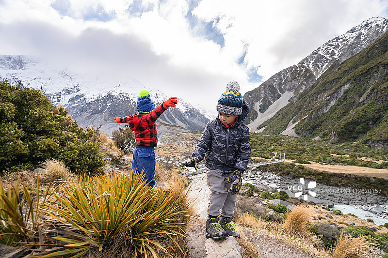 两个孩子在冬季假期放松心情图片素材