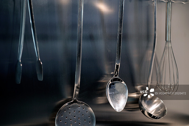 厨房墙壁上的经典风格不锈钢厨具套装图片素材