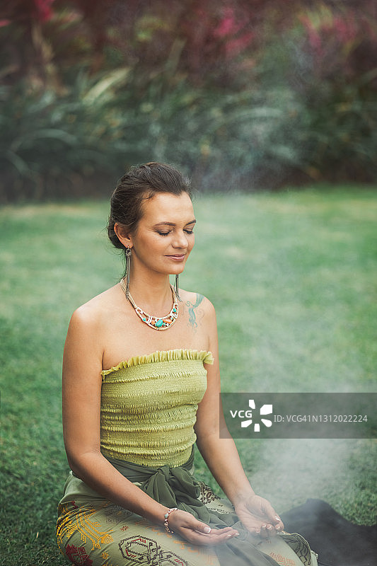 婚礼仪式上身着传统巴厘岛仪式服装的新娘肖像图片素材