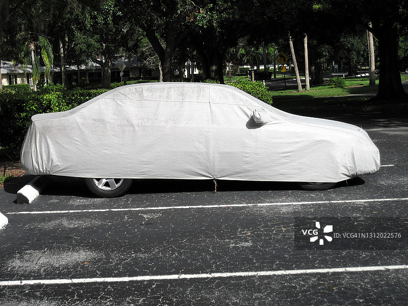 停车场里覆盖着的汽车特写图片素材