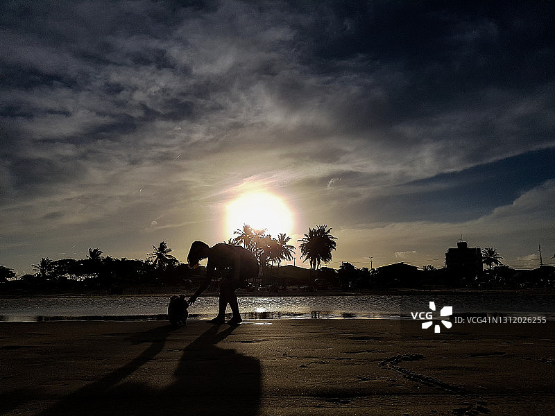 女人和狗图片素材