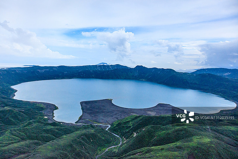 乘坐直升机俯瞰堪察加半岛的间歇泉谷和乌宗火山口图片素材
