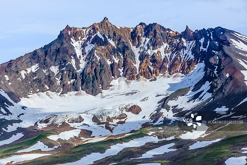 乘坐直升机俯瞰堪察加半岛的间歇泉谷和乌宗火山口图片素材
