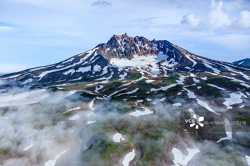 乘坐直升机俯瞰堪察加半岛的间歇泉谷和乌宗火山口图片素材