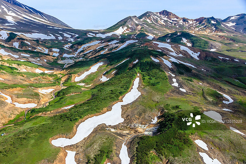 乘坐直升机俯瞰堪察加半岛的间歇泉谷和乌宗火山口图片素材