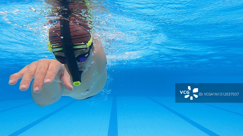 水下游泳池背景：男子畅游在美丽的游泳池中图片素材