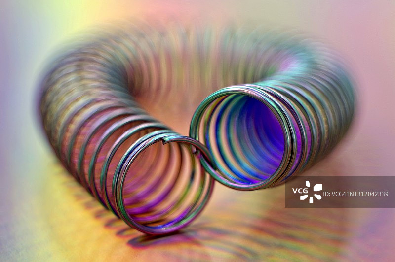 全息箔上的钛线圈图片素材