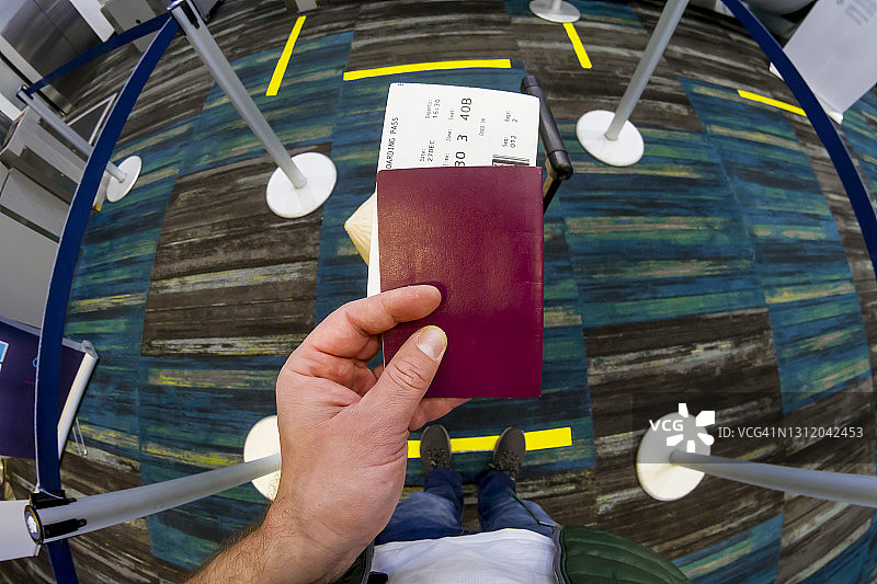 疫情后重新开放边境：游客携带护照与健康证明图片素材