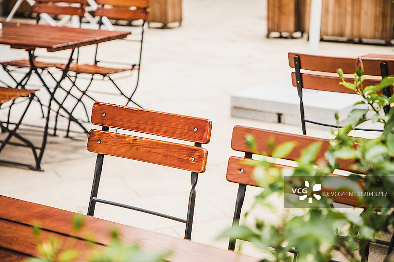咖啡馆户外空桌椅图片素材