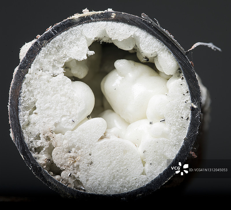 填充发泡胶的钢管切面图片素材